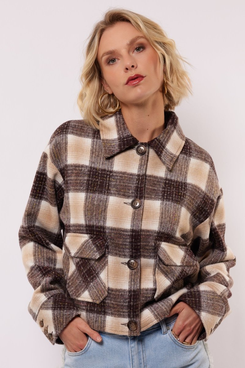 model draagt het Carissa jacket van fluresk in bruin en beige.