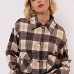 model draagt het Carissa jacket van fluresk in bruin en beige.