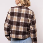 model draagt het Carissa jacket van fluresk in bruin en beige.