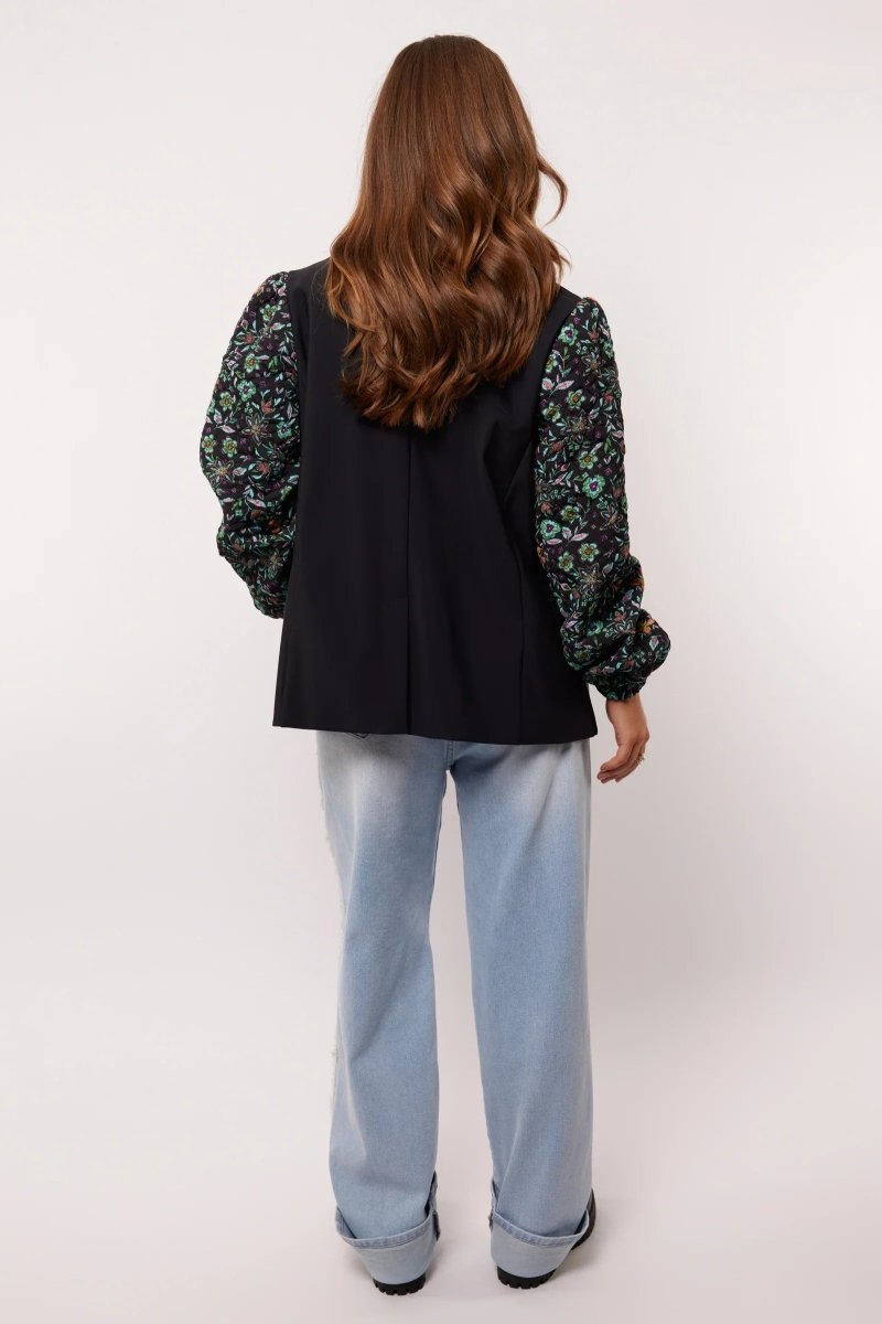 Achteraanzicht van de Fluresk Celin Pants in lichtblauwe denim met wijde pijpen.