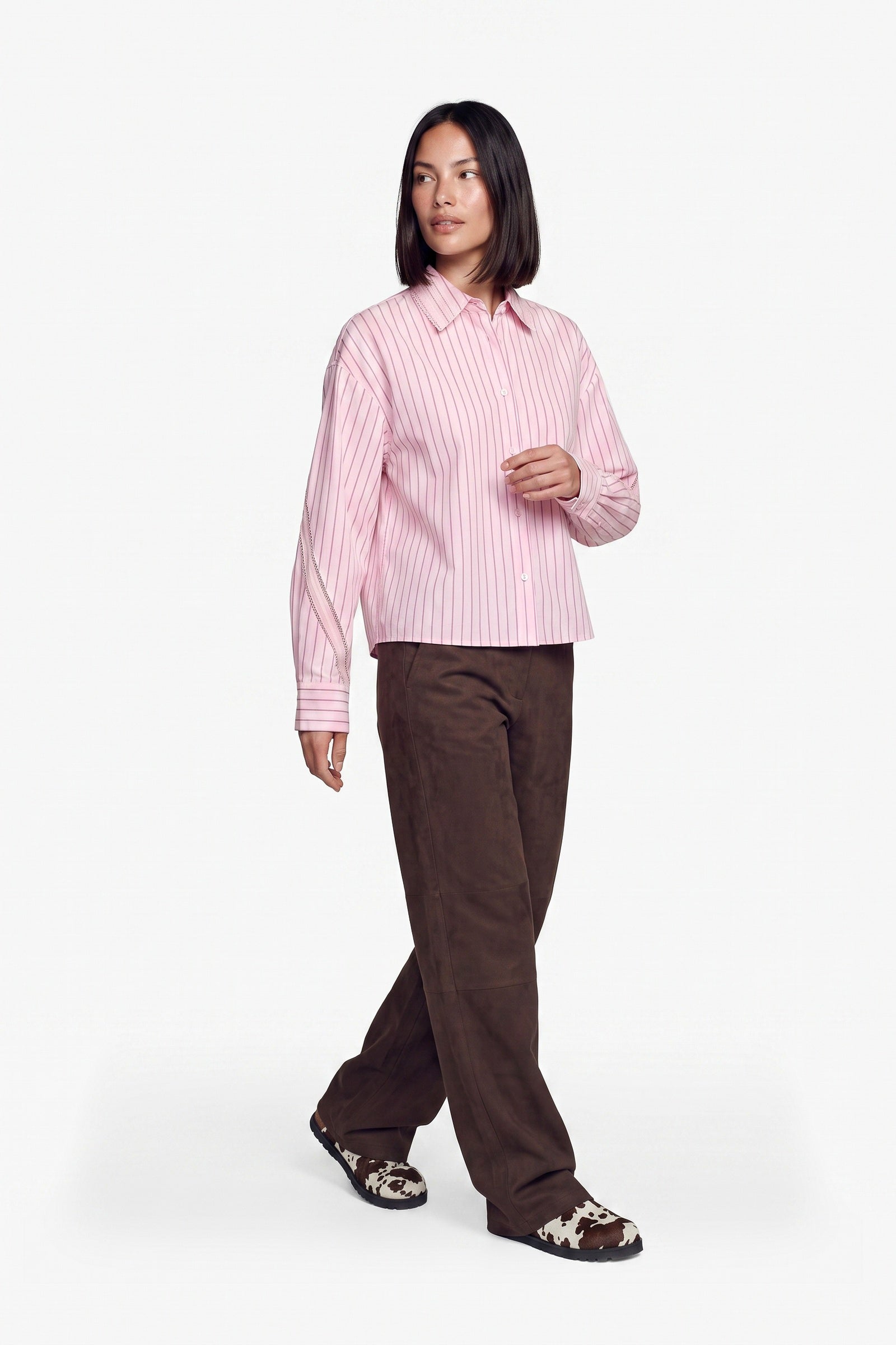 Donkerbruine suedine broek met rechte pijpen, vooraanzicht | Fluresk Claris pants | Jo&Co Club