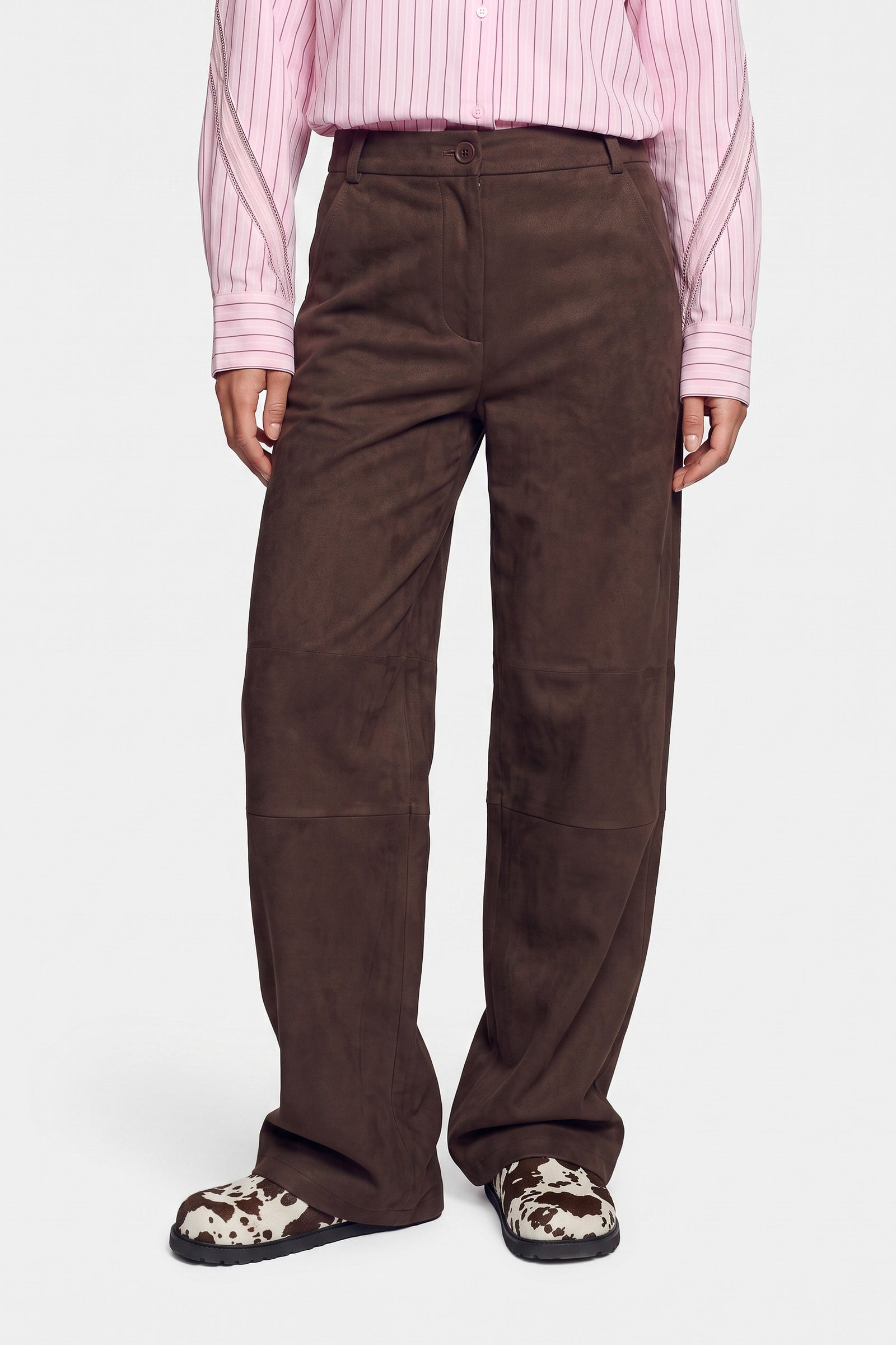 Donkerbruine suedine broek met rechte pijpen, vooraanzicht | Fluresk Claris pants | Jo&Co Club