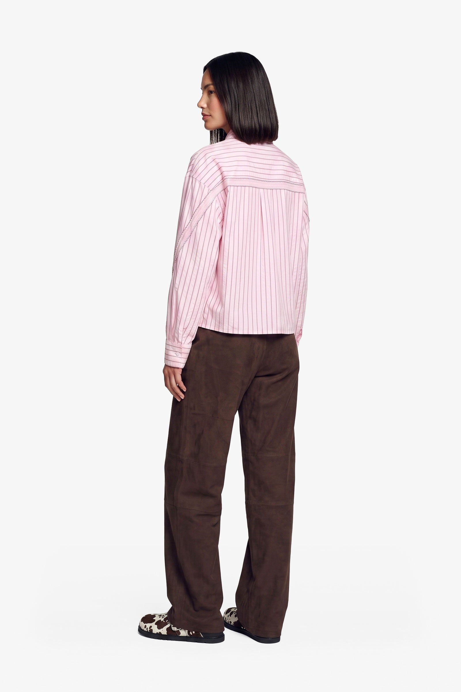 Donkerbruine suedine broek met rechte pijpen, achterkant | Fluresk Claris pants | Jo&Co Club