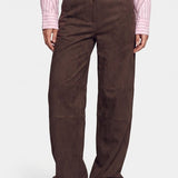 Donkerbruine suedine broek met rechte pijpen, vooraanzicht | Fluresk Claris pants | Jo&Co Club