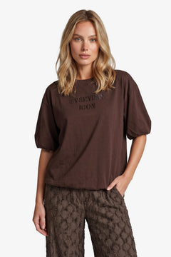 Donkerbruin T-shirt met pofmouwen en tonale tekstprint, vooraanzicht | Fluresk Dez T-shirt | Jo&Co Club