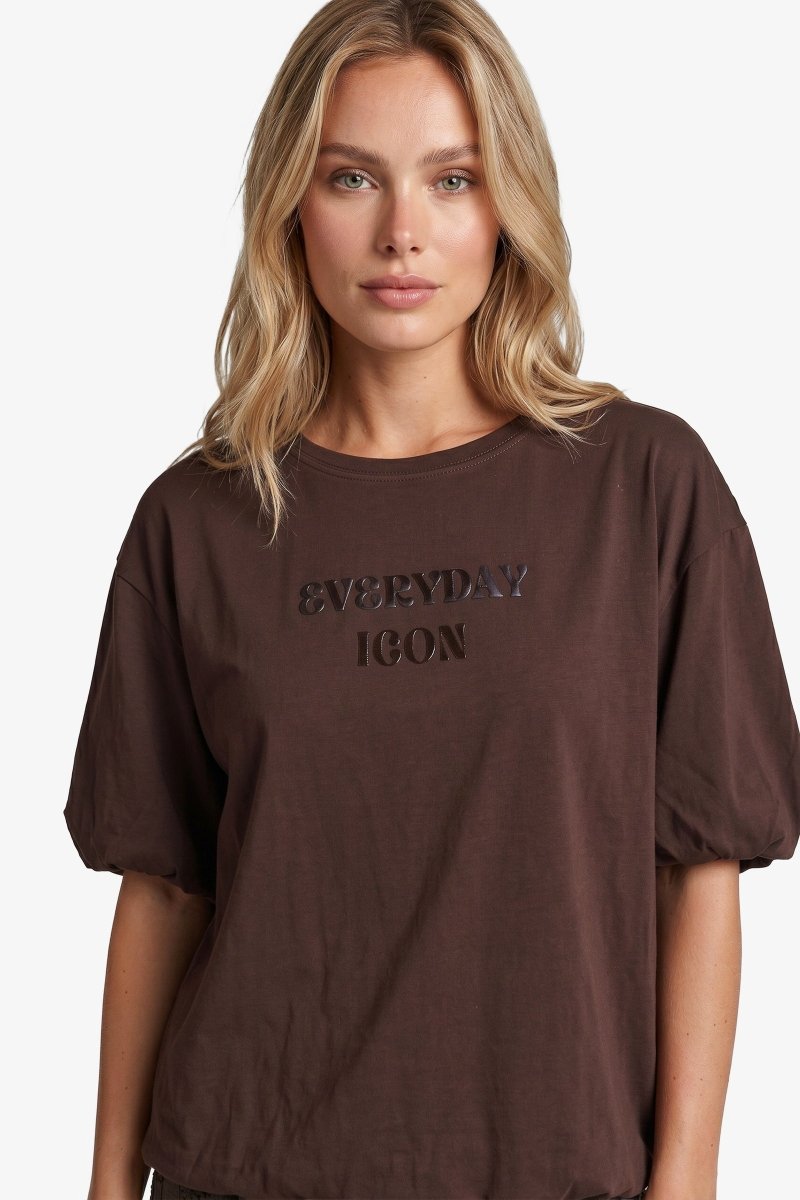 Donkerbruin T-shirt met pofmouwen en tonale tekstprint, detailfoto | Fluresk Dez T-shirt | Jo&Co Club