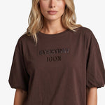 Donkerbruin T-shirt met pofmouwen en tonale tekstprint, detailfoto | Fluresk Dez T-shirt | Jo&Co Club