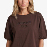 Donkerbruin T-shirt met pofmouwen en tonale tekstprint, detailfoto | Fluresk Dez T-shirt | Jo&Co Club