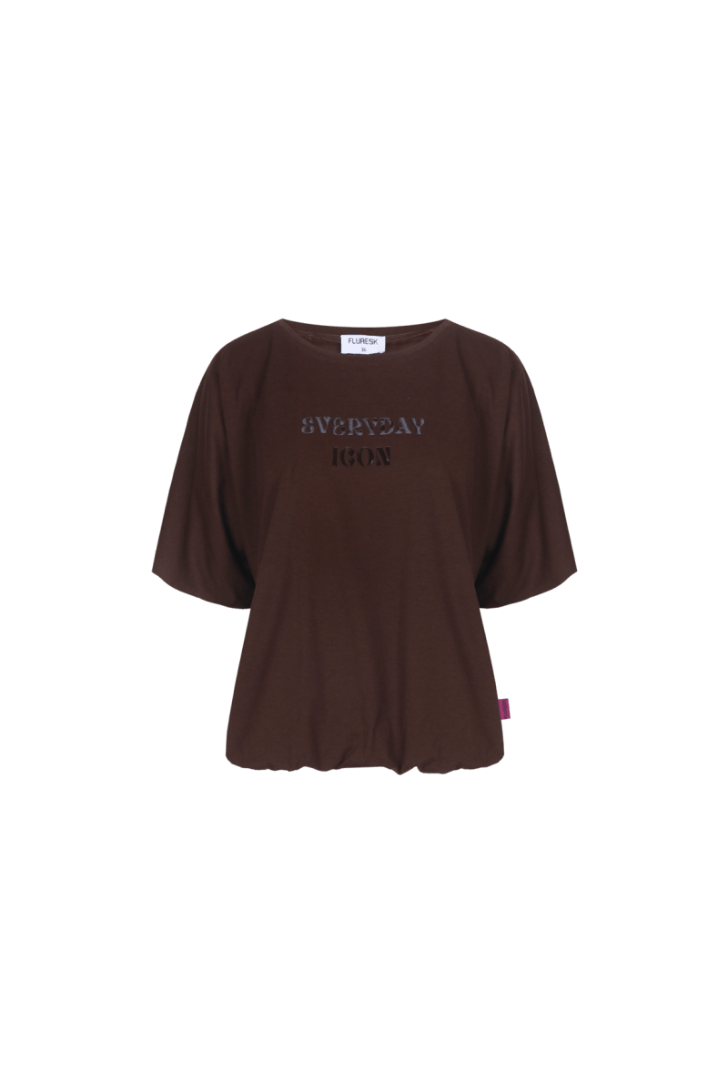Donkerbruin T-shirt met pofmouwen en tonale tekstprint, productfoto | Fluresk Dez T-shirt | Jo&Co Club