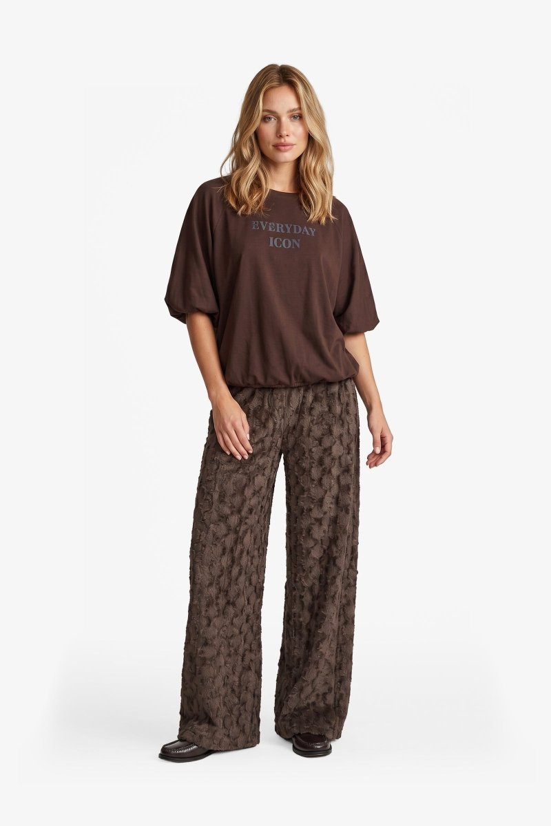 Donkerbruin T-shirt met pofmouwen en tonale tekstprint, vooraanzicht | Fluresk Dez T-shirt | Jo&Co Club