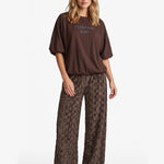 Donkerbruin T-shirt met pofmouwen en tonale tekstprint, vooraanzicht | Fluresk Dez T-shirt | Jo&Co Club
