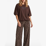 Donkerbruin T-shirt met pofmouwen en tonale tekstprint, vooraanzicht | Fluresk Dez T-shirt | Jo&Co Club
