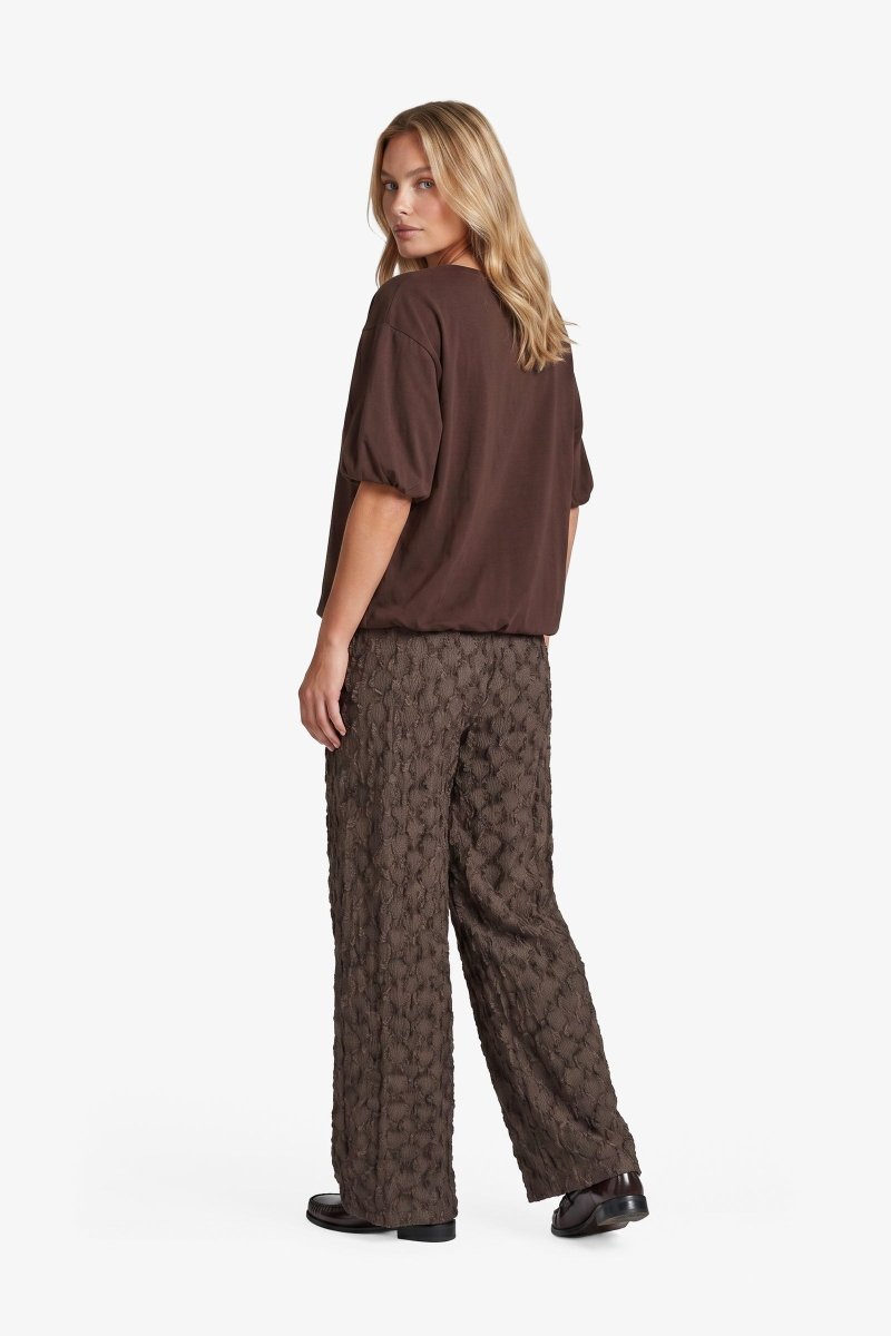Donkerbruin T-shirt met pofmouwen en tonale tekstprint, achterkant | Fluresk Dez T-shirt | Jo&Co Club