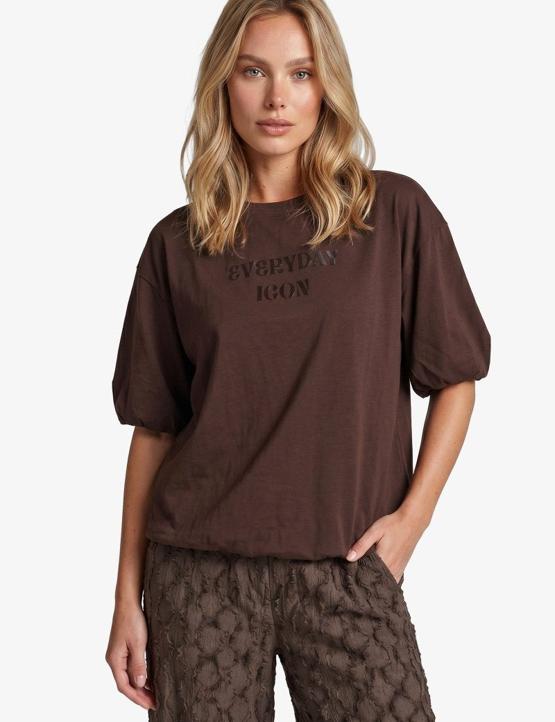 Donkerbruin T-shirt met pofmouwen en tonale tekstprint, vooraanzicht | Fluresk Dez T-shirt | Jo&Co Club