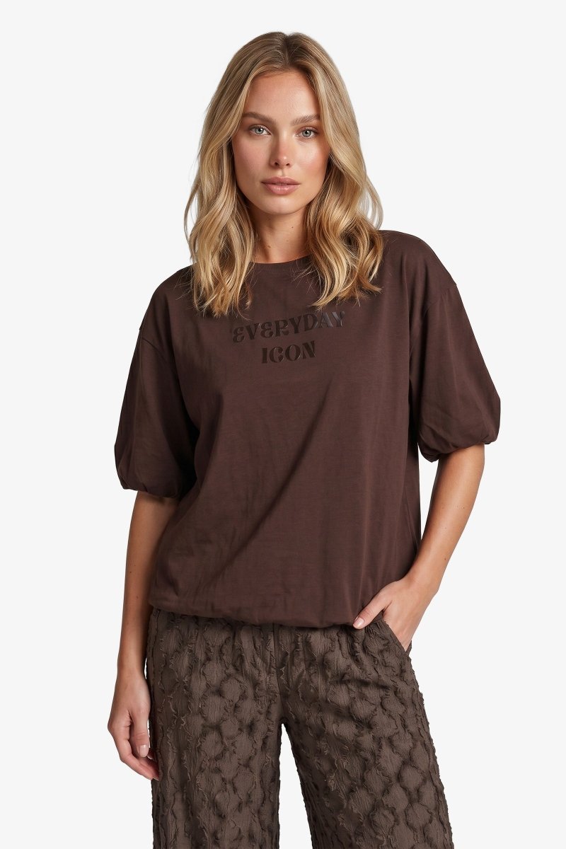 Donkerbruin T-shirt met pofmouwen en tonale tekstprint, vooraanzicht | Fluresk Dez T-shirt | Jo&Co Club