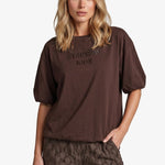 Donkerbruin T-shirt met pofmouwen en tonale tekstprint, vooraanzicht | Fluresk Dez T-shirt | Jo&Co Club