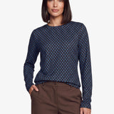 Donkerblauwe top met bruine stippenprint en lange mouwen, vooraanzicht | Fluresk Eden top | Jo&Co Club