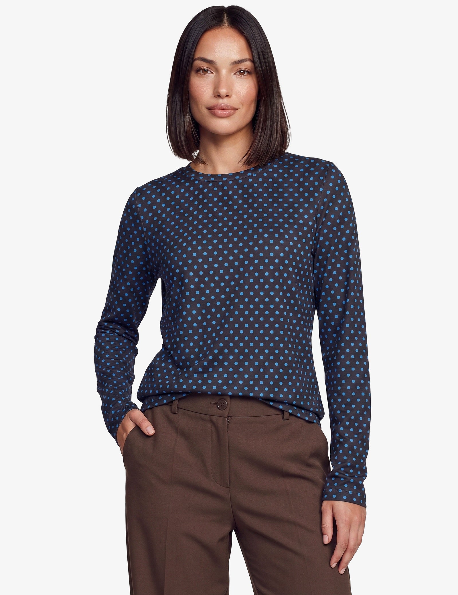 Donkerblauwe top met bruine stippenprint en lange mouwen, vooraanzicht | Fluresk Eden top | Jo&Co Club