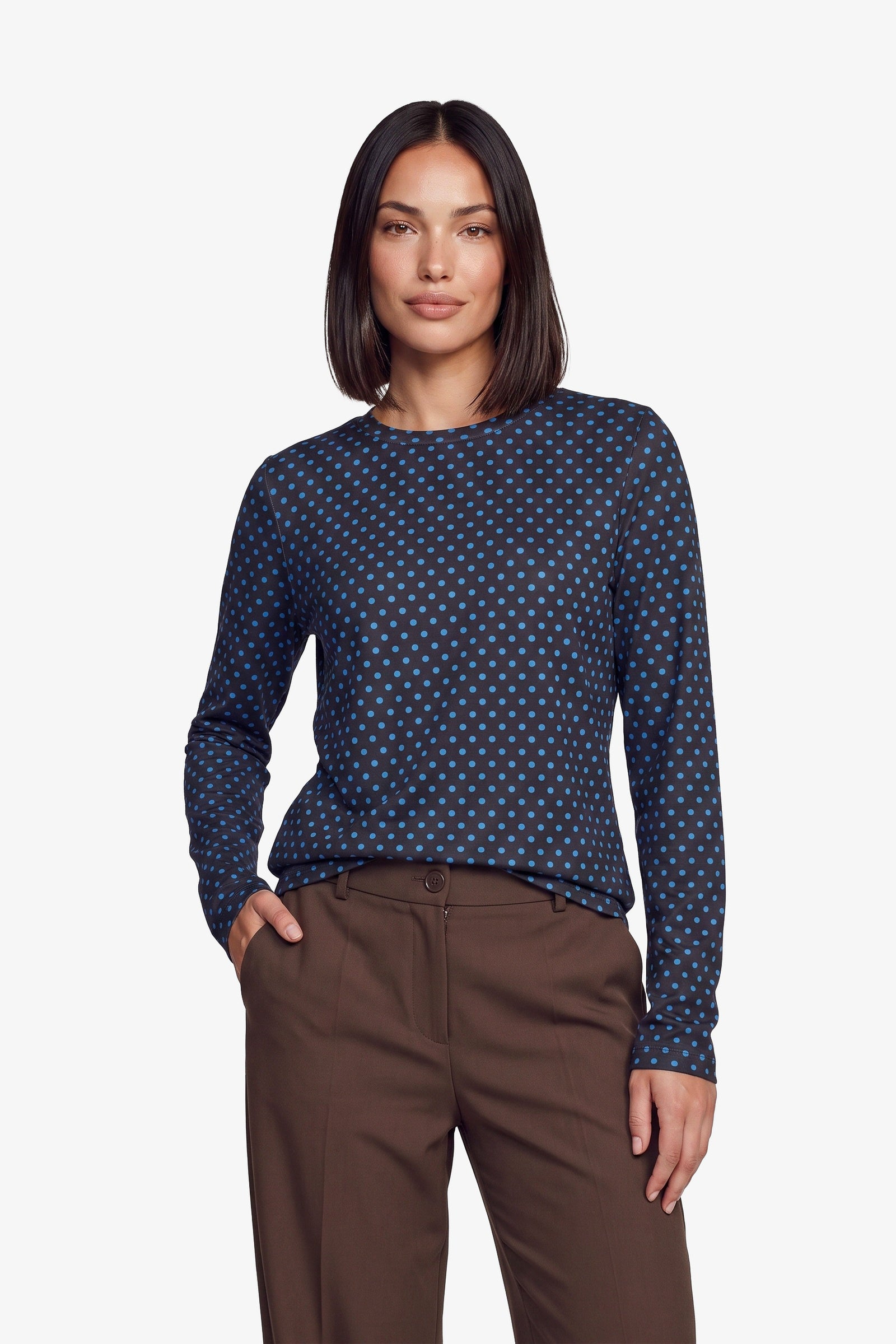 Donkerblauwe top met bruine stippenprint en lange mouwen, vooraanzicht | Fluresk Eden top | Jo&Co Club