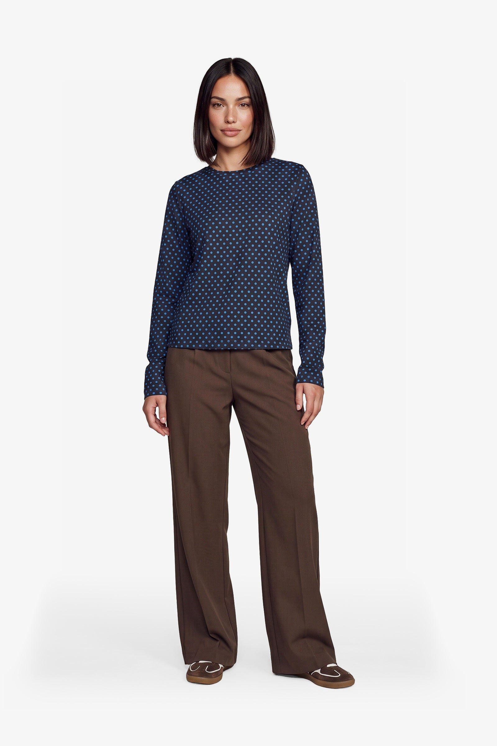 Donkerblauwe top met bruine stippenprint en lange mouwen, vooraanzicht | Fluresk Eden top | Jo&Co Club