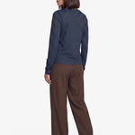 Donkerblauwe top met bruine stippenprint en lange mouwen, achterkant | Fluresk Eden top | Jo&Co Club