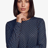 Donkerblauwe top met bruine stippenprint en lange mouwen, detailfoto | Fluresk Eden top | Jo&Co Club