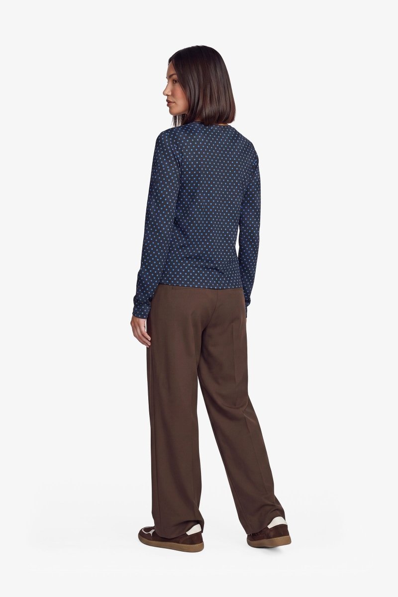 Donkerblauwe top met bruine stippenprint en lange mouwen, achterkant | Fluresk Eden top | Jo&Co Club