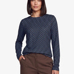 Donkerblauwe top met bruine stippenprint en lange mouwen, vooraanzicht | Fluresk Eden top | Jo&Co Club