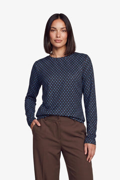 Donkerblauwe top met bruine stippenprint en lange mouwen, vooraanzicht | Fluresk Eden top | Jo&Co Club
