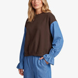 Bruine sweater met blauwe colourblock-mouwen, vooraanzicht | Fluresk Eli sweater | Jo&Co Club