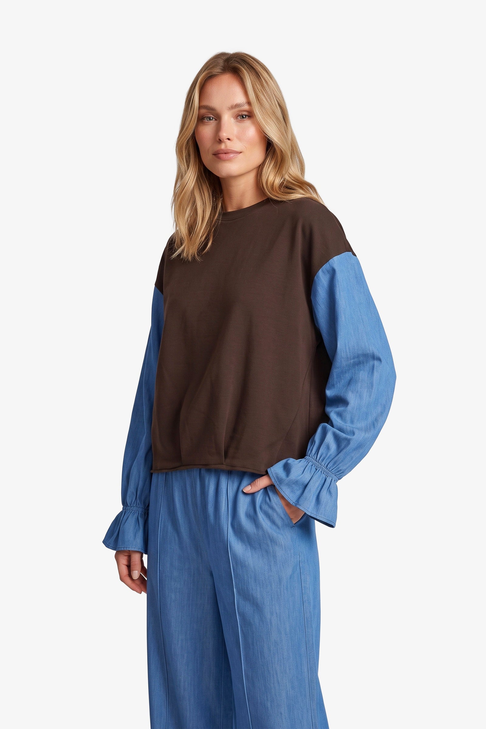 Bruine sweater met blauwe colourblock-mouwen, vooraanzicht | Fluresk Eli sweater | Jo&Co Club