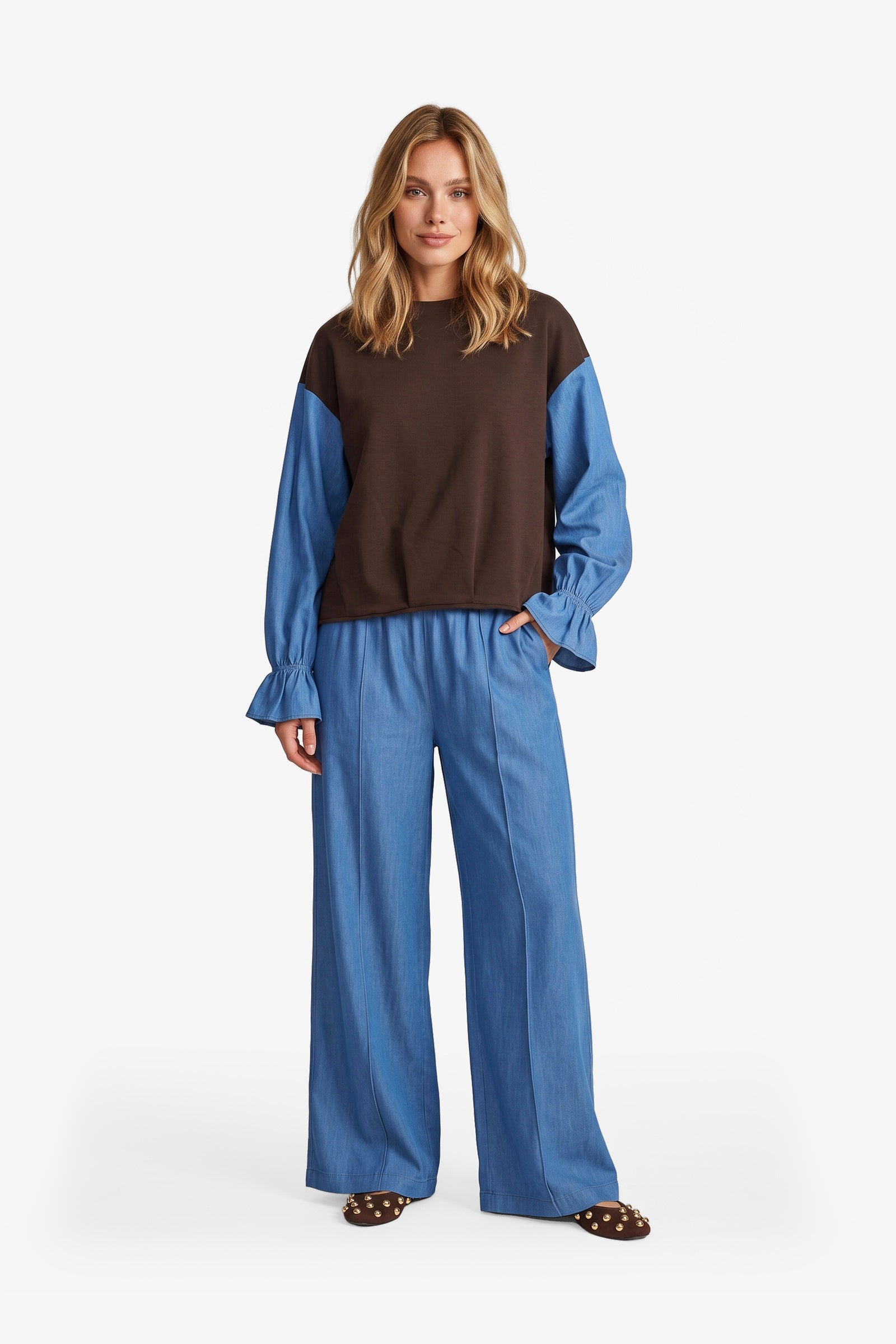 Bruine sweater met blauwe colourblock-mouwen, vooraanzicht | Fluresk Eli sweater | Jo&Co Club