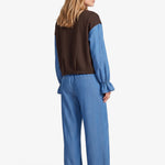 Bruine sweater met blauwe colourblock-mouwen, achterkant | Fluresk Eli sweater | Jo&Co Club