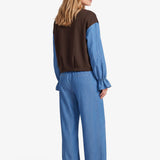Bruine sweater met blauwe colourblock-mouwen, achterkant | Fluresk Eli sweater | Jo&Co Club
