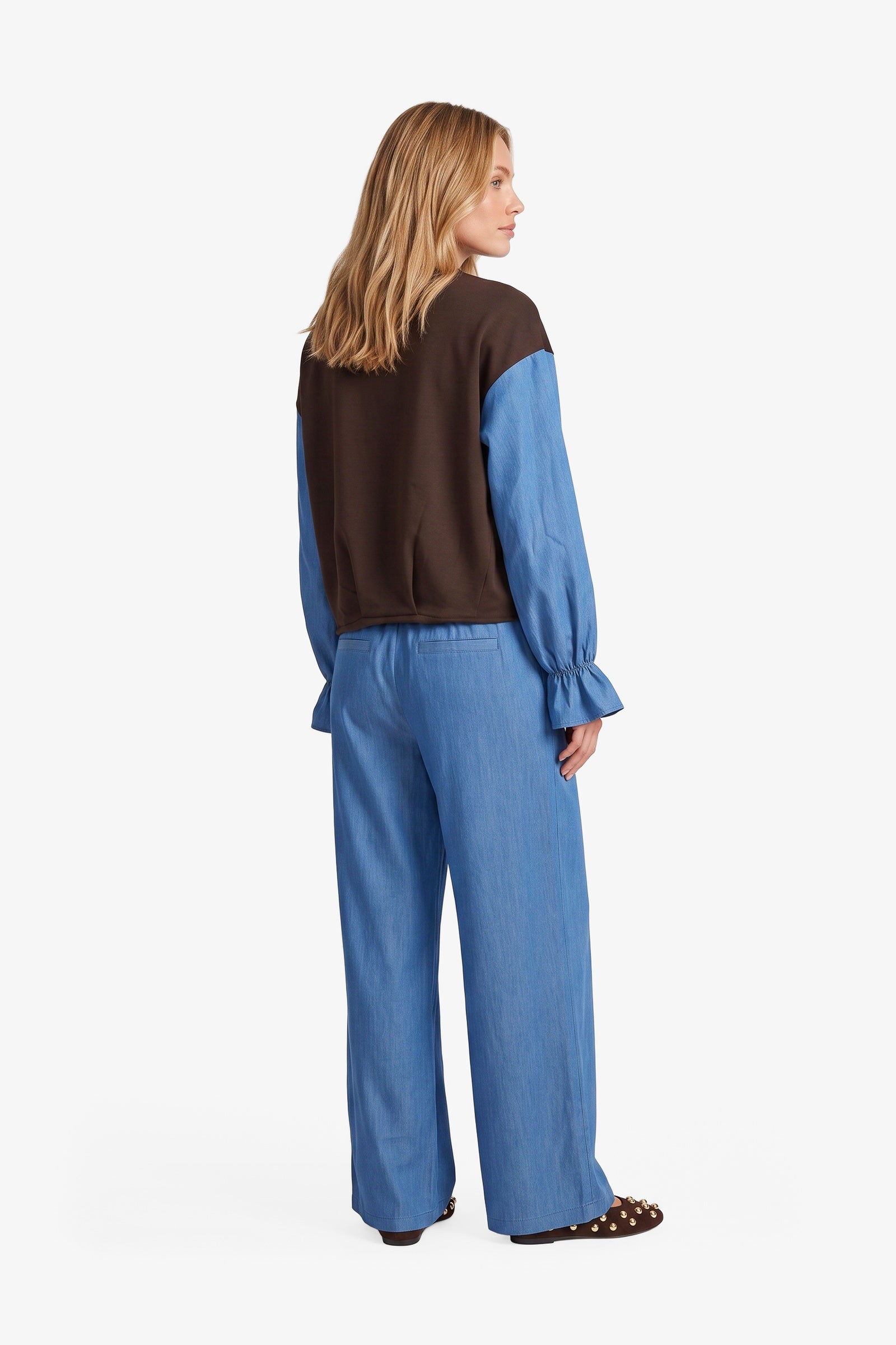 Bruine sweater met blauwe colourblock-mouwen, achterkant | Fluresk Eli sweater | Jo&Co Club