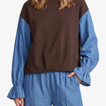 Bruine sweater met blauwe colourblock-mouwen, detailfoto | Fluresk Eli sweater | Jo&Co Club