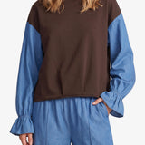 Bruine sweater met blauwe colourblock-mouwen, detailfoto | Fluresk Eli sweater | Jo&Co Club