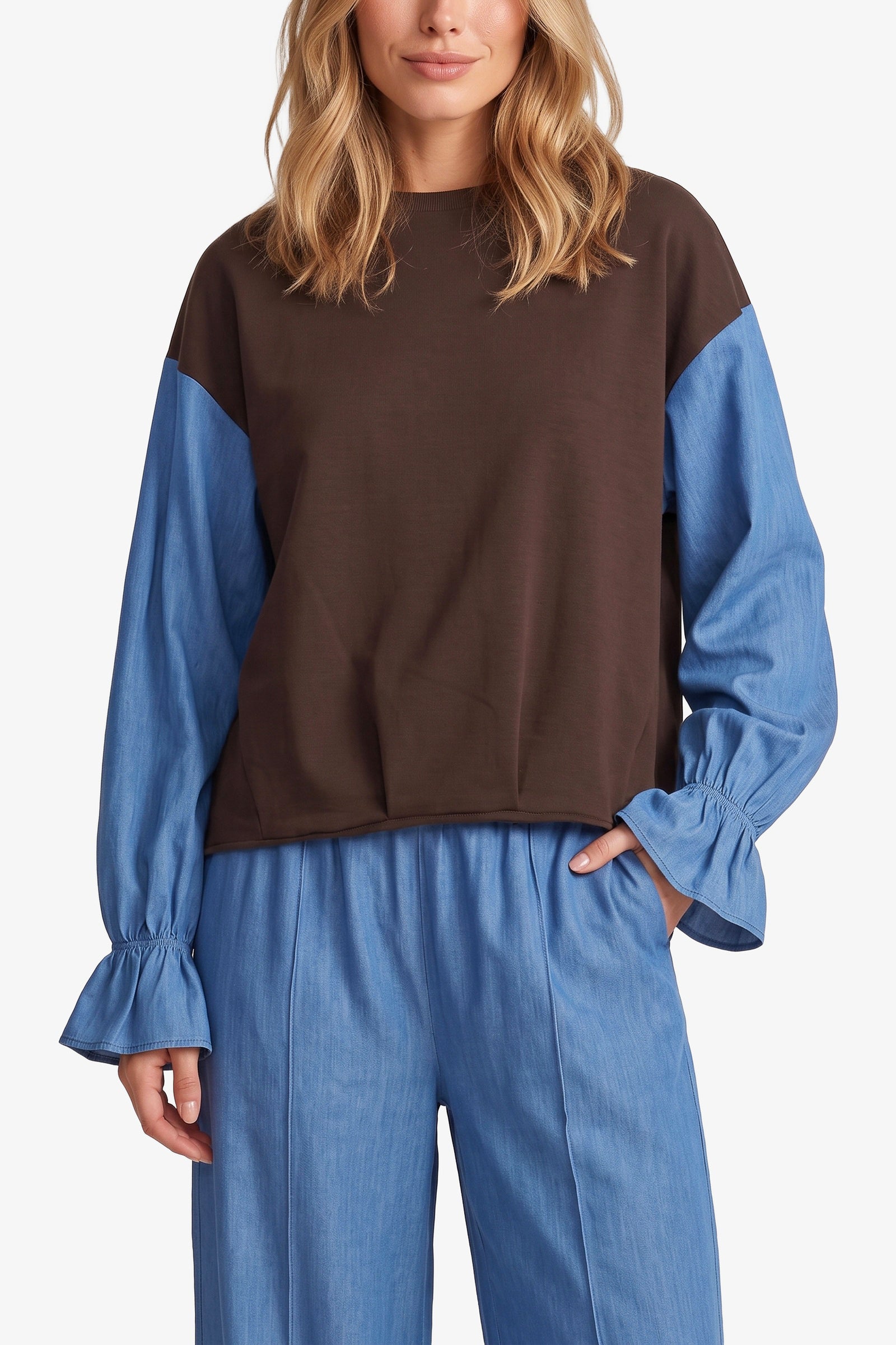 Bruine sweater met blauwe colourblock-mouwen, detailfoto | Fluresk Eli sweater | Jo&Co Club