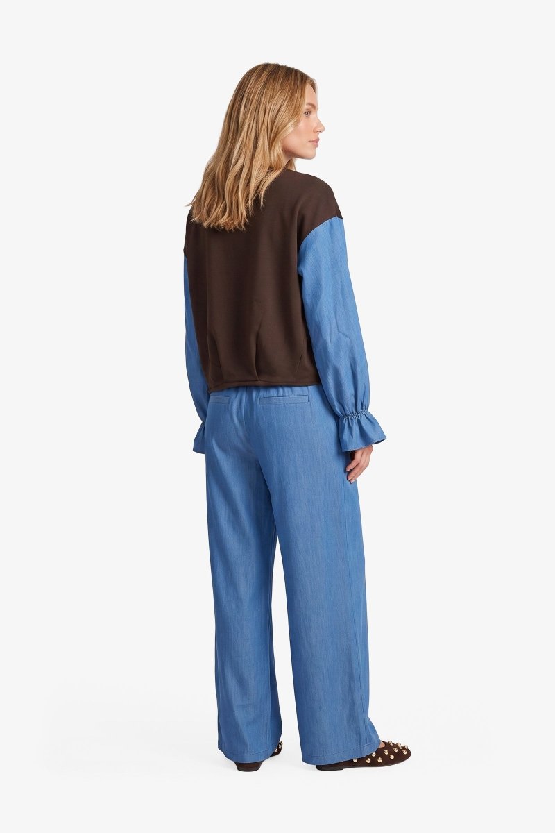 Bruine sweater met blauwe colourblock-mouwen, achterkant | Fluresk Eli sweater | Jo&Co Club