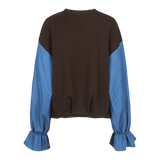 Bruine sweater met blauwe colourblock-mouwen, productfoto achterzijde | Fluresk Eli sweater | Jo&Co Club