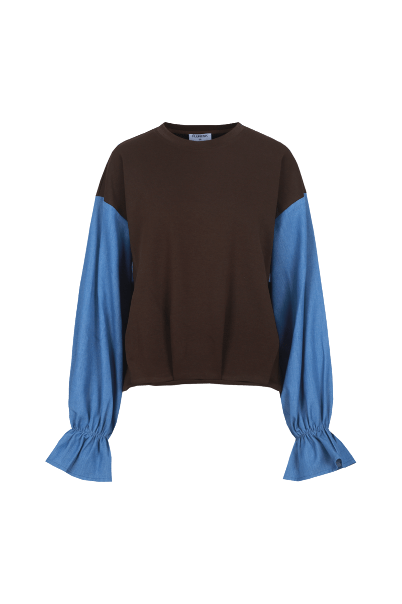 Bruine sweater met blauwe colourblock-mouwen, productfoto | Fluresk Eli sweater | Jo&Co Club