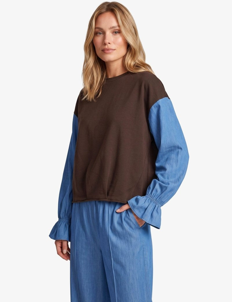 Bruine sweater met blauwe colourblock-mouwen, vooraanzicht | Fluresk Eli sweater | Jo&Co Club