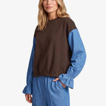 Bruine sweater met blauwe colourblock-mouwen, vooraanzicht | Fluresk Eli sweater | Jo&Co Club