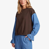 Bruine sweater met blauwe colourblock-mouwen, vooraanzicht | Fluresk Eli sweater | Jo&Co Club