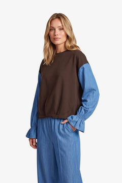 Bruine sweater met blauwe colourblock-mouwen, vooraanzicht | Fluresk Eli sweater | Jo&Co Club