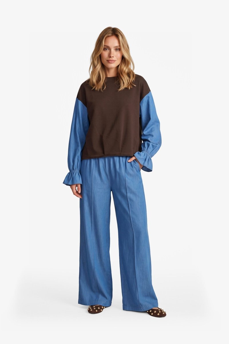 Bruine sweater met blauwe colourblock-mouwen, vooraanzicht | Fluresk Eli sweater | Jo&Co Club