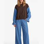Bruine sweater met blauwe colourblock-mouwen, vooraanzicht | Fluresk Eli sweater | Jo&Co Club