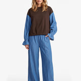 Bruine sweater met blauwe colourblock-mouwen, vooraanzicht | Fluresk Eli sweater | Jo&Co Club
