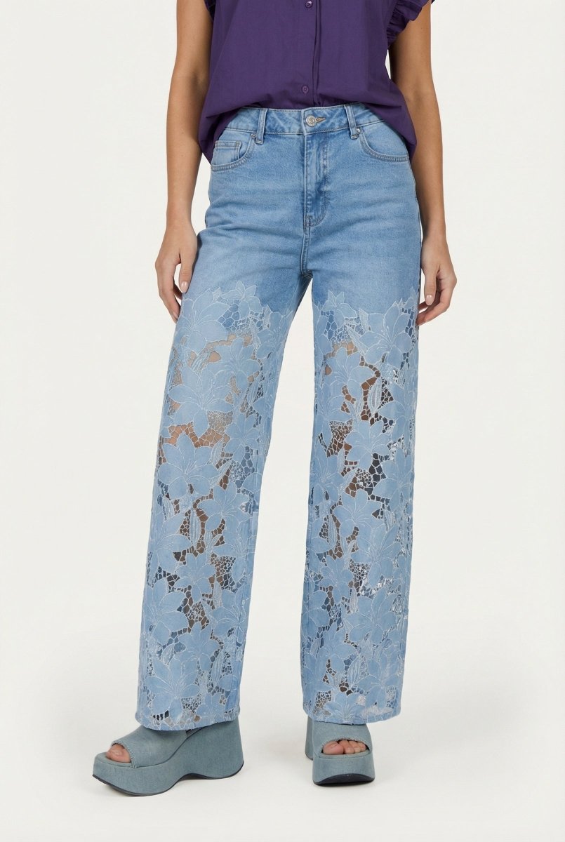 Lichtblauwe jeans – met opengewerkt bloemenkant op de pijpen | Jo&Co Club