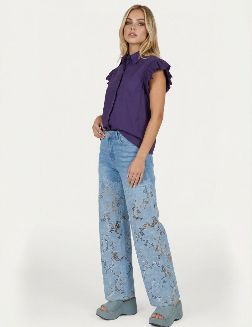 Model in paarse blouse en lichtblauwe jeans met kant, full-body shot | Jo&Co Club